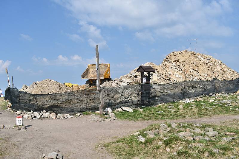Výstavba rozhledny na Králickém Sněžníku v úterý 8. června.
