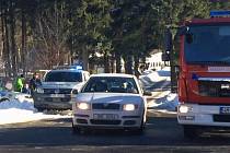 Policisté ve spolupráci s hasiči museli z lyžařského střediska na Ramzové kvůli anonymní hrozbě bombou evakuovat tři stovky lidí.