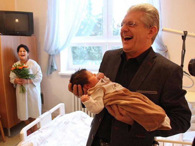 Prvního letošního novorozence v kraji, Rostislava Zouhara, navštívil v úterý 3. ledna hejtman Oto Košta