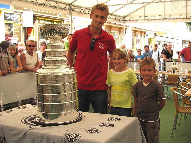 Šumperský hokejista Jakub Kindl přivezl ukázat do rodného města slavnou trofej pro vítěze NHL.