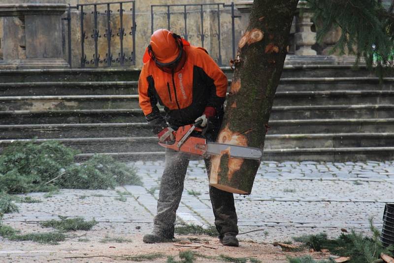 Transport vánočního stromu na náměstí Míru v Šumperku.