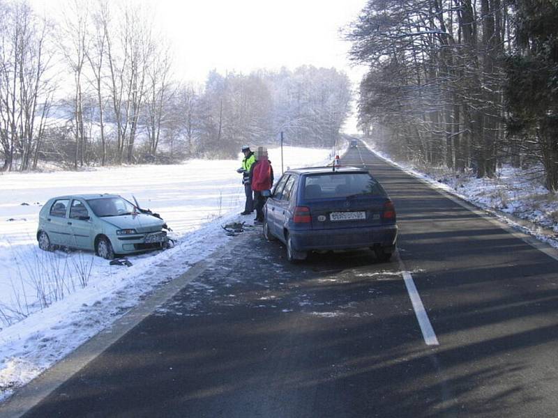 Lehkým zraněním čtyřiatřicetileté řidičky skončila 31. ledna odpoledne dopravní nehoda na silnici mezi Novým Malínem a Hrabišínem