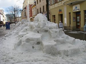 Sněžné opusy vytvořily v centru Šumperka studentky průmyslovky, pomohli i učitelé