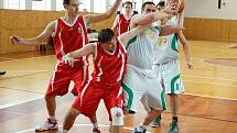 Šumperští basketbalisté (bílé dresy) v utkání s Mohelnicí v hale Tyršova stadionu