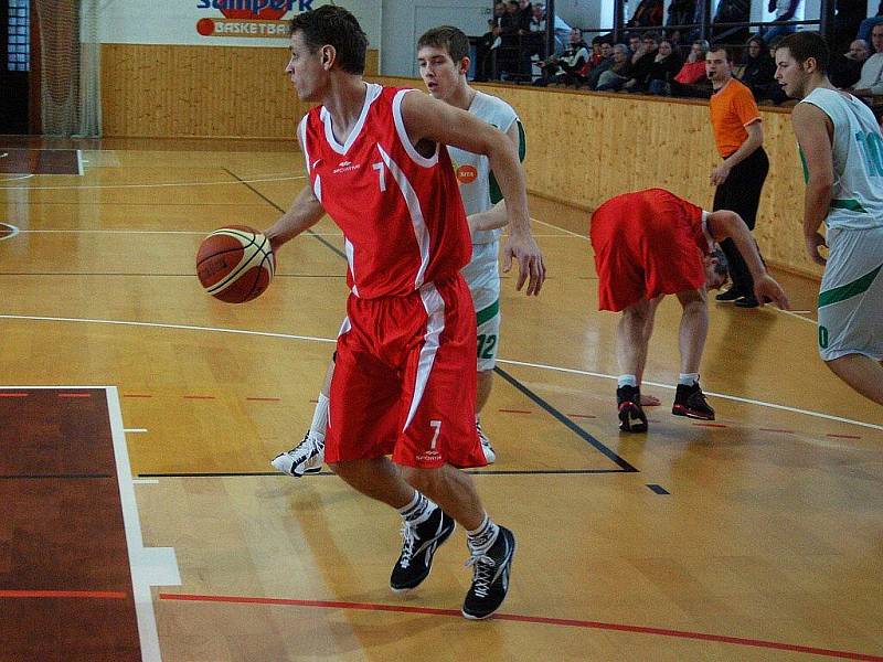 Šumperští basketbalisté (bílé dresy) v utkání s Mohelnicí v hale Tyršova stadionu