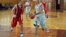 Šumperští basketbalisté (bílé dresy) v utkání s Mohelnicí v hale Tyršova stadionu