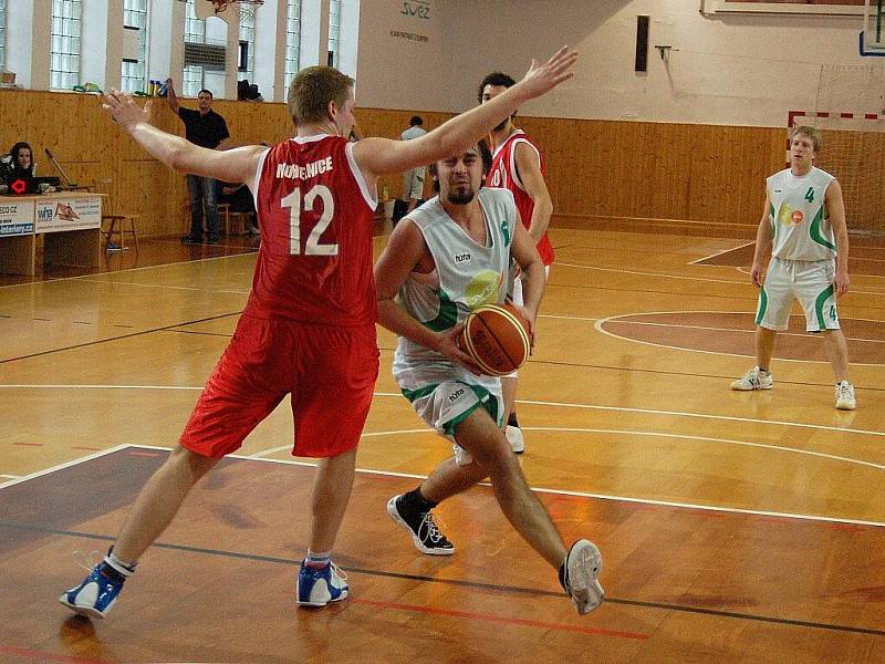 Šumperští basketbalisté (bílé dresy) v utkání s Mohelnicí v hale Tyršova stadionu