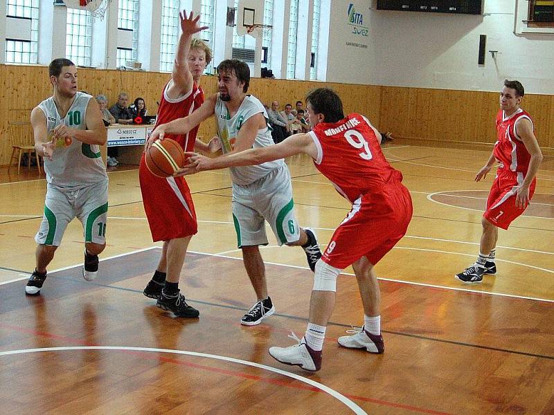 Šumperští basketbalisté (bílé dresy) v utkání s Mohelnicí v hale Tyršova stadionu