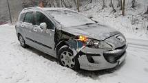 Nehoda řidičky peugeotu u Bělé pod Pradědem