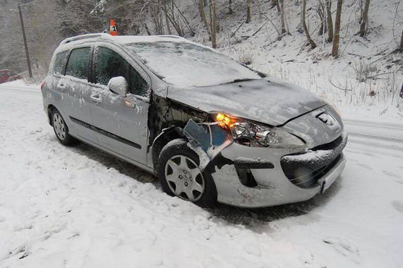 Nehoda řidičky peugeotu u Bělé pod Pradědem