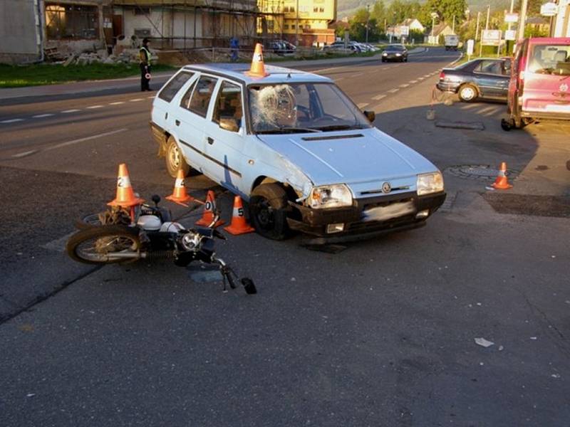 Těžké zranění utrpěl řidič motocyklu při nehodě, která se stala ve středu 15. května ráno v České Vsi. Řidič Škody Forman nedal při odbočování doleva přednost protijedoucímu motocyklistovi.