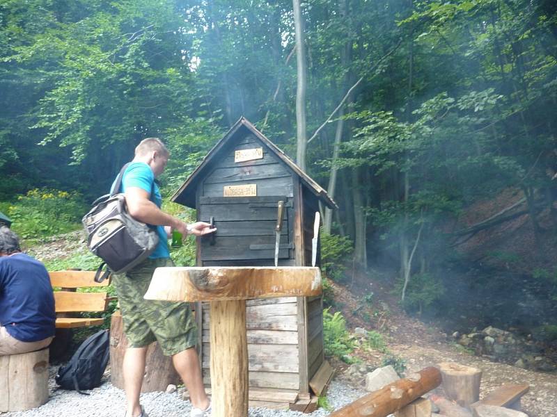 Samoobslužný lesní bar na stezce nad Horní Lipovou v Rychlebech.