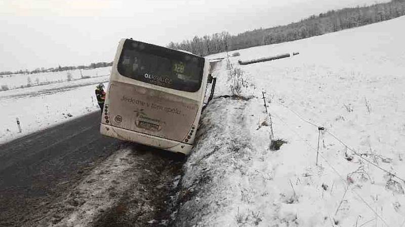 Havárie autobusu na silnici mezi Vápennou a Žulovou na Jesenicku. 7. ledna 2021