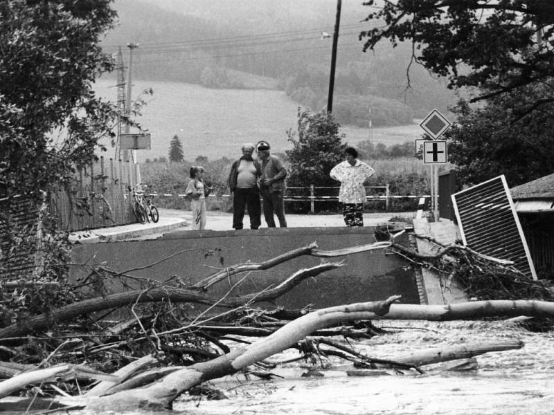 Během povodní roku 1997 nezůstalo ušetřeno ani sídliště u skláren v Rapotíně. Padl i rok starý most přes Desnou ve směru na Terezín. Z obce byly evakuovány čtyři stovky obyvatel, čtyři domy byly zcela zničeny a přes sto osmedát jich bylo poškozeno.