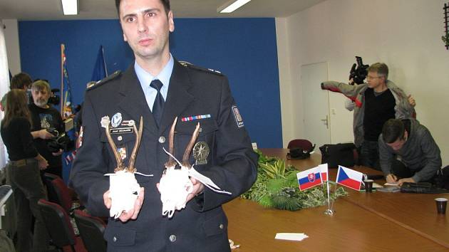 Mluvčí policie Josef Bednařík ukazuje trofeje, které kriminalisté našli při domovní prohlídce u třicetiletého pytláka.