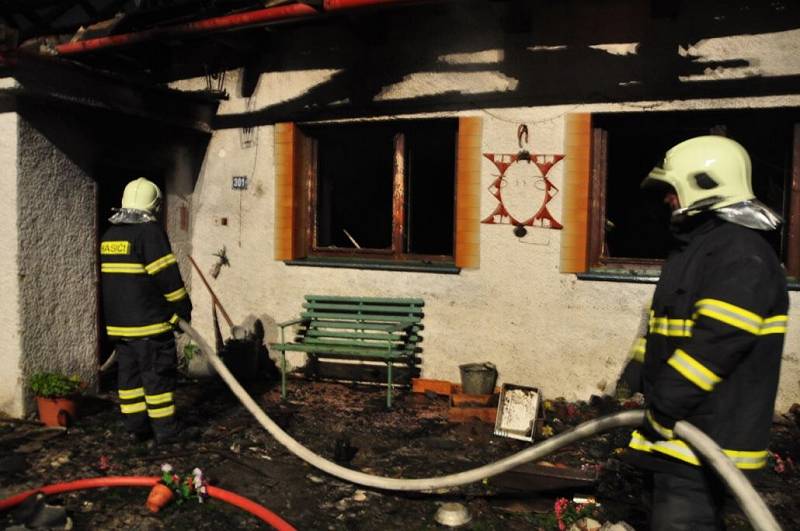 Hasiči zasahují u tragického požáru ve Štíty