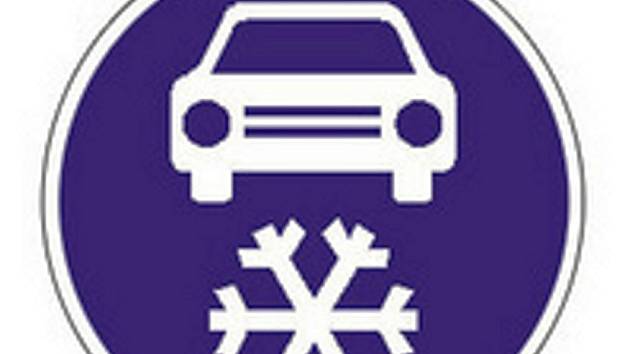 Nová dopravní značka, která upravuje vjezd na pozemní komunikaci jen se zimním obutím, začne platit na vybraných úsecích již od prvního listopadu.