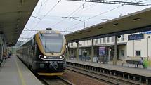Černozlaté soupravy soukromého dopravce Leo express zatím stanicí Zábřeh na Moravě jen projíždějí. Od poloviny prosince, kdy začne platit nový jízdní řád, tady začnou i zastavovat.