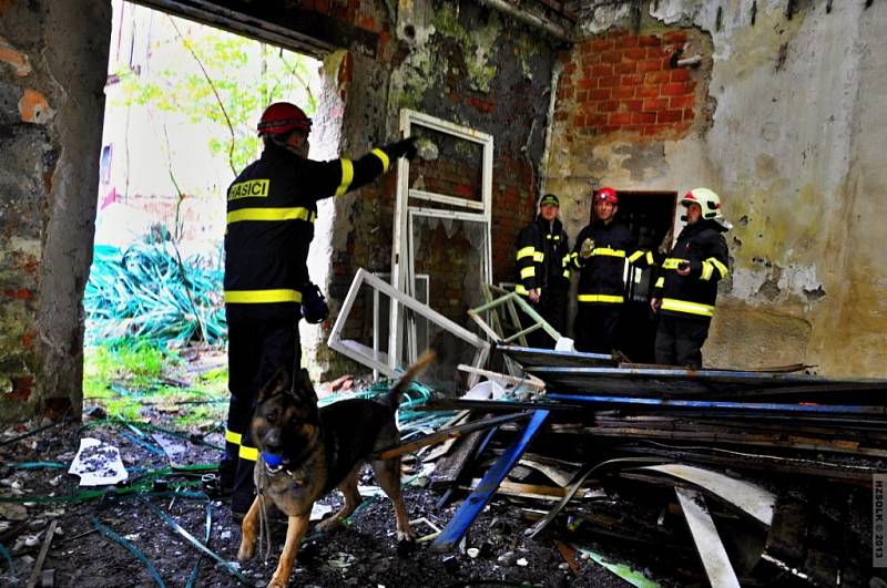 Rozsáhlé taktické cvičení podnikli v pondělí 6. května zábřežští a šumperští hasiči. V areálu zábřežské Perly si prověřili, jak rychle jsou schopni najít zavalené osoby.