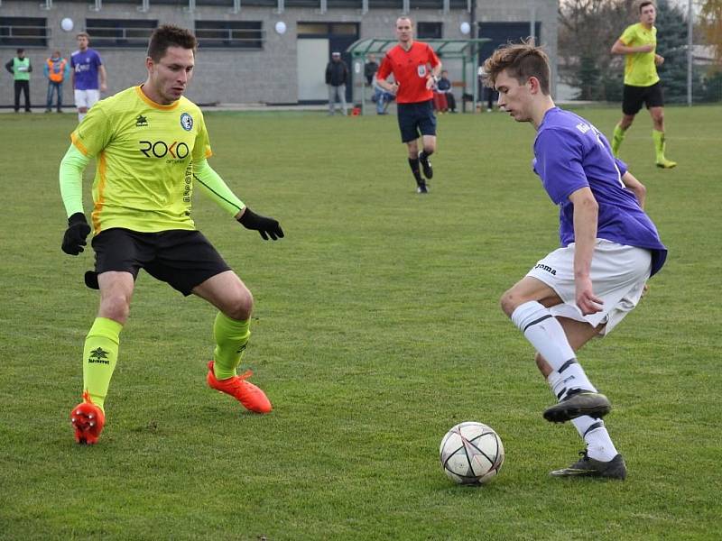 Rapotín (ve žlutém) zdolal v derby Velké Losiny.