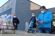 Mikulášskou nadílku seniorům v Jeseníku předal robot a dron