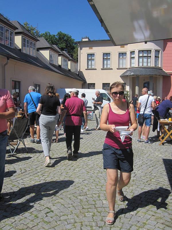 Hudebníci si v Šumperku rozdali souboj s veřejností. U roztančených kotlíků si v rámci Mezinárodního folklorního festivalu poměřili síly  ve vaření guláše.