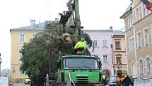 Transport vánočního stromu na náměstí Míru v Šumperku.