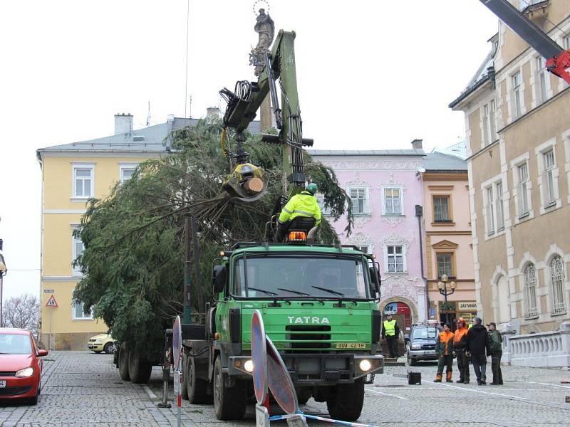 Transport vánočního stromu na náměstí Míru v Šumperku.