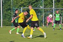 Fotbalisté Rapotína (žluté dresy) v závěrečném duelu letošní sezóny proti Jeseníku.