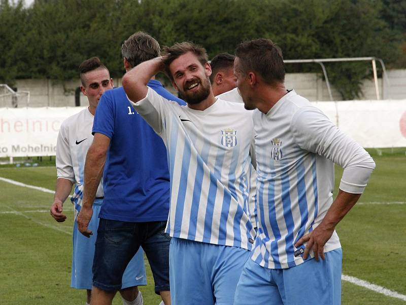 Fotbalisté Olešnice (v bílém) prohráli v Mohelnici pohárový zápas s Opavou 0:6.