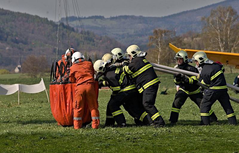 Výcvik hasičů s leteckou hasičskou službou na letišti v Šumperku.