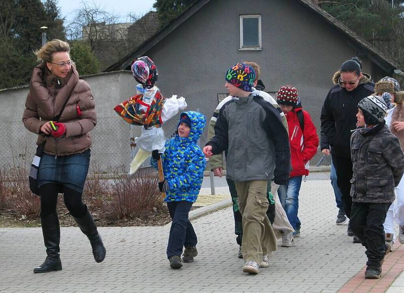 Moranu neboli smrtku vynesli v neděli odpoledne v Postřelmově, a přivítali tak jaro. Na mostě přes Moravu ji zapálili a vhodili do vody.