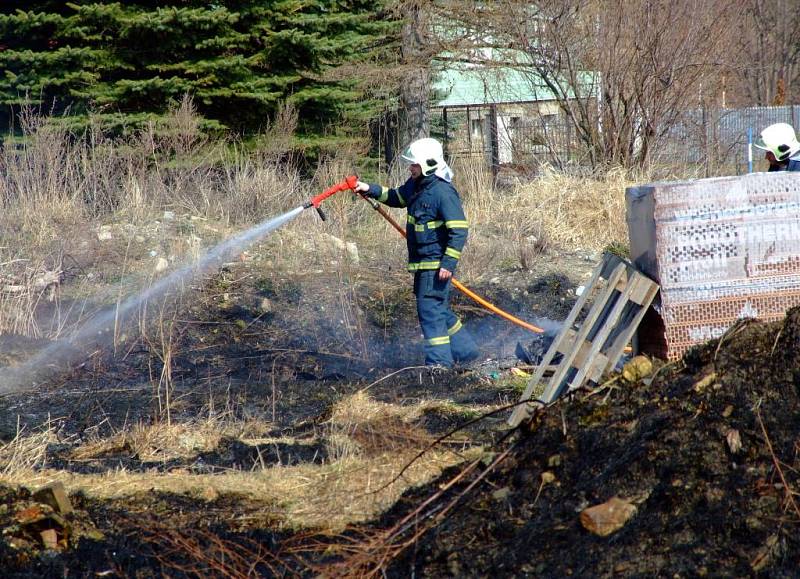 V neděli tři hasičské jednotky likvidovaly požár trávy v České Vsi. 