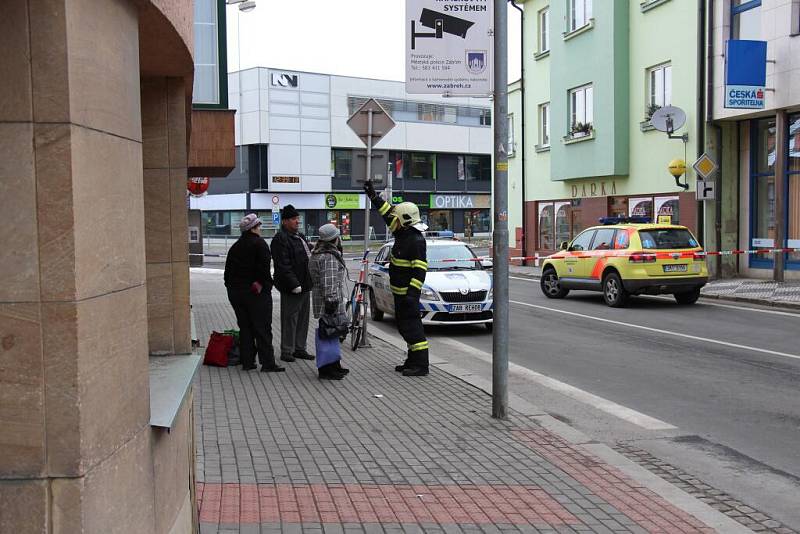 Centrum Zábřehu uzavřeli, muž na střeše začal na ulici házet kameny