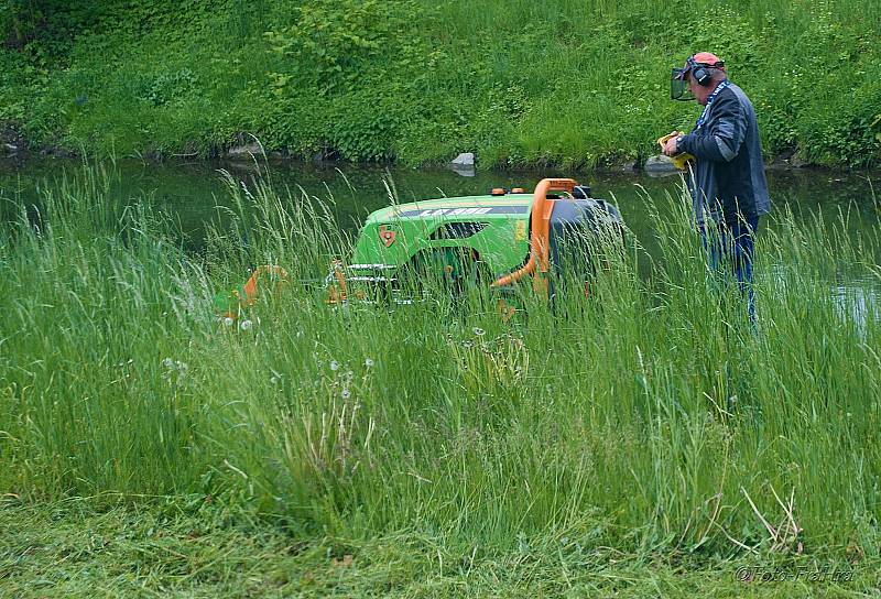 Robotickou sekačku jiného typu než zábřežské technické služby využívá Povodí Moravy. Na snímku při sečení břehů Moravské Sázavy v květnu 2019.