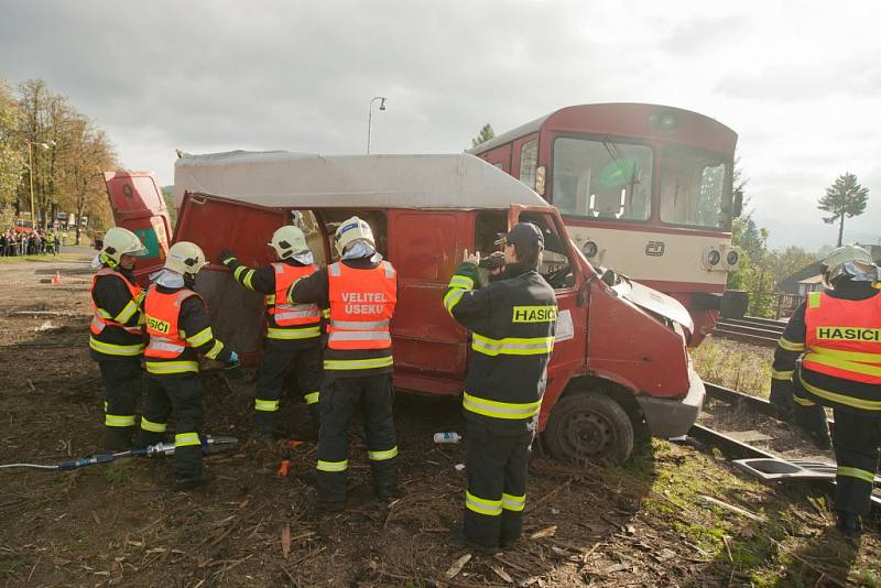 Simulovaná dopravní nehoda dodávky a osobního vlaku na železničním přejezdu v Jeseníku.