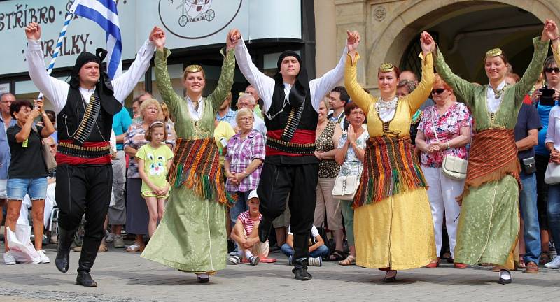 Mezinárodní folklorní festival v Šumperku vyvrcholil v sobotu 20. srpna dopoledne přehlídkou Roztančená ulice.