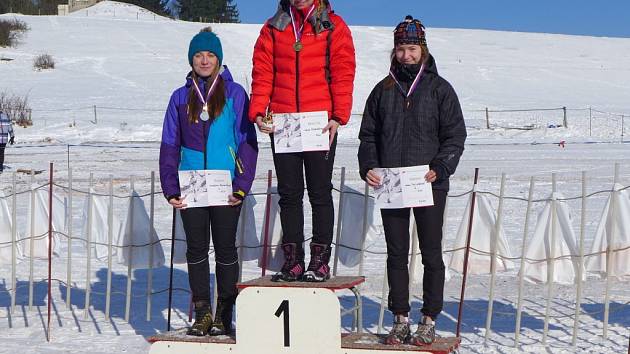 Vyhlášení vítězů MČR ve sprintu kategorie juniorky, zleva Kateřina Argalášová (Třinec), Hana Horvátová (Severka Šumperk), Jana Tesařová (Třinec).