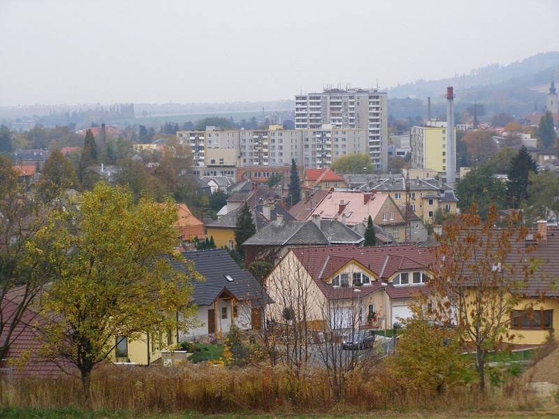 Na pořízení vlastního domu si půjčuje stále více lidí. Nové domy se stavějí také na okraji Šumperka směrem k Rapotínu.