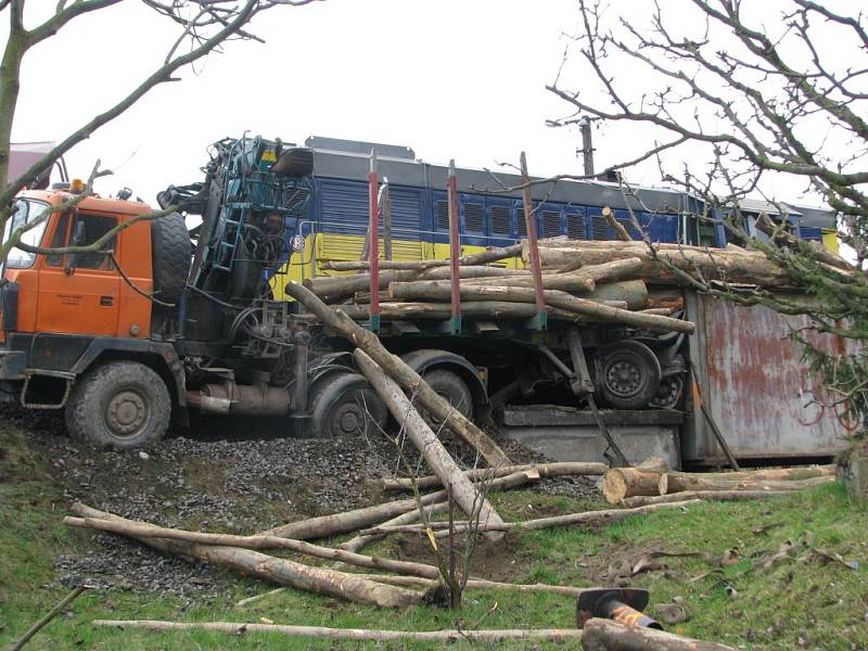 Nehoda nákladního vozu s vlakem v Bohdíkově.