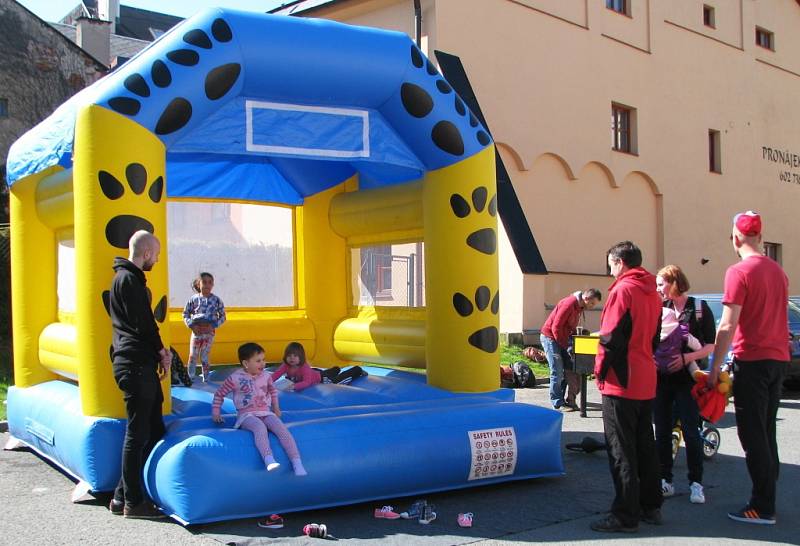 Festival jídla Sousedská žranice přilákal v sobotu do centra Šumperku stovky lidí. Pořadatelé ho tentokrát zaměřili hlavně na grilování, k dostání byly ale i další produkty od malých výrobců.