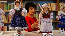 Krojované panenky Ivety Neoralové v Úsovské knihovně. Na snímku Vedoucí knihovny Marcela Hamplová.