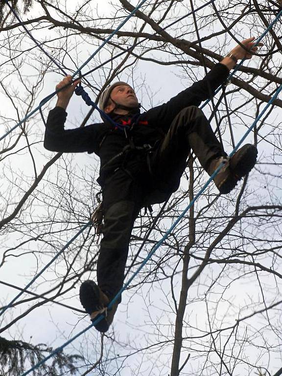 Winter Survival: Na laně mezi větvemi. 