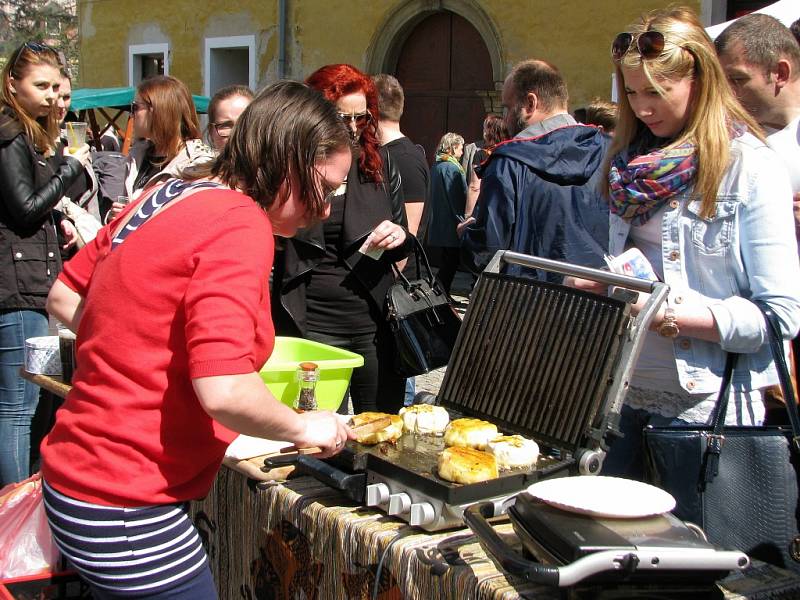 Festival jídla Sousedská žranice přilákal v sobotu do centra Šumperku stovky lidí. Pořadatelé ho tentokrát zaměřili hlavně na grilování, k dostání byly ale i další produkty od malých výrobců.