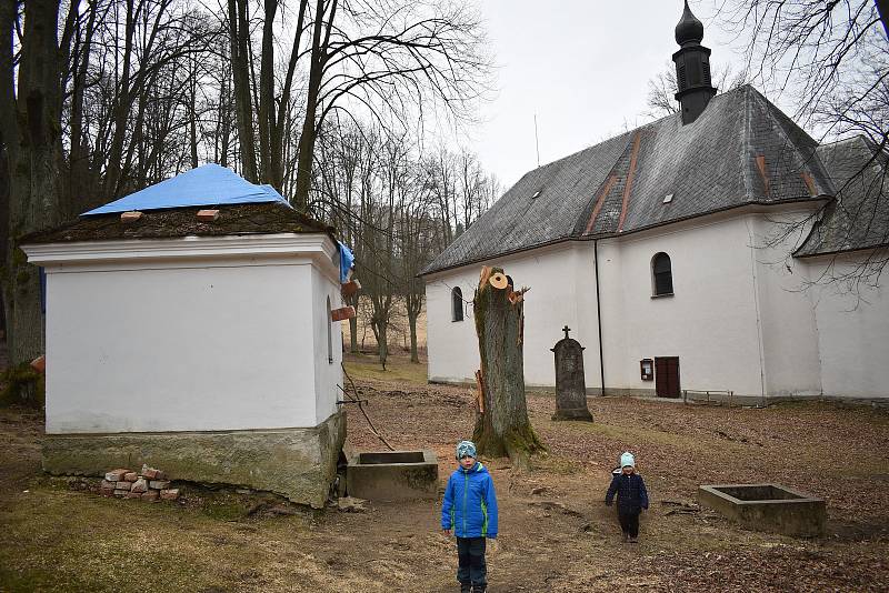 Areál kostela Božího Těla u Bludova. Na snímku zničená kaple Panny Marie.