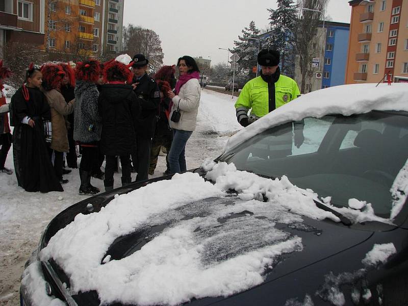 Policejní kontrola řidičů proběhla v pátek v Zábřehu ve spolupráci s čerty