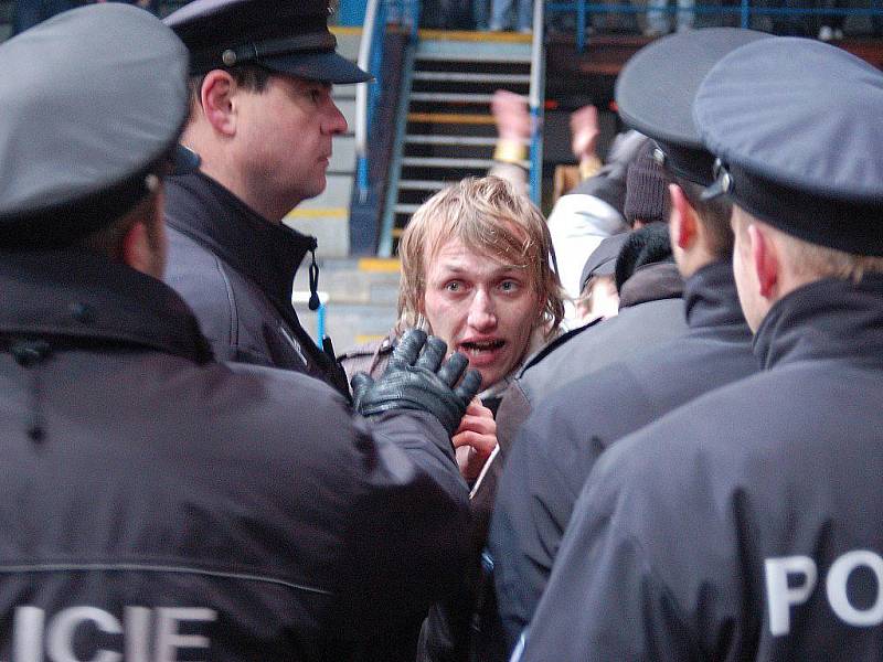 Olomoucký fanoušek v hodně emotivní rozmluvě s policisty