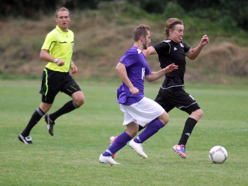 Fotbalisté Holice B (v černém) porazili Velké Losiny 1:0.