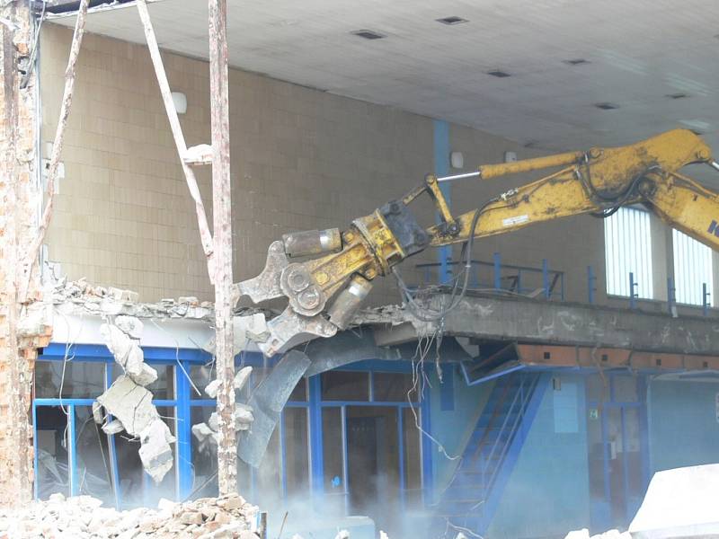 Demolice zábřežského bazénu pokračuje likvidací hlavní haly.