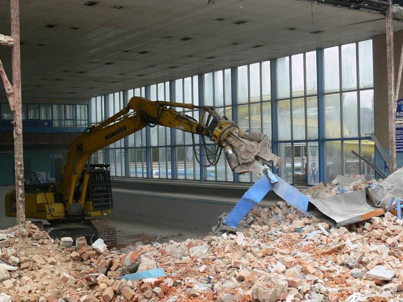 Demolice zábřežského bazénu pokračuje likvidací hlavní haly.